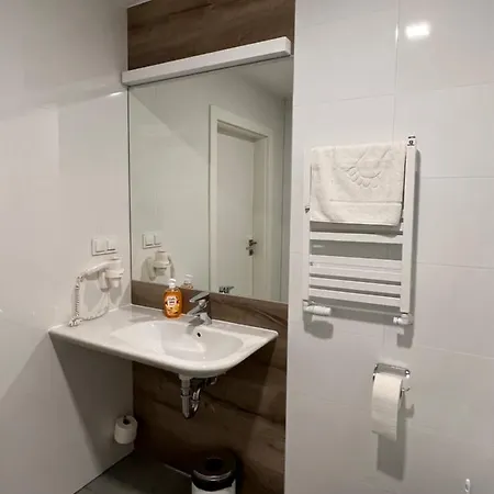 Czarna Gora 410 3* シェンナ